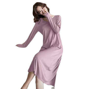 Γυναικεία πιτζάμα από τεχνητό βαμβάκι με επένδυση στήθους, μακριά μανίκια, μεσαίου μήκους πάνω από το γόνατο, μπορεί να φορεθεί και ως εξωτερικό ρούχο, άνοιξη–φθινόπωρο