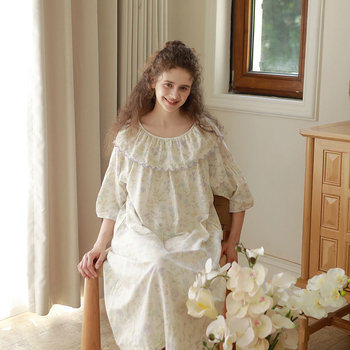 Νυχτικό από 100% βαμβάκι με διπλό στρώμα γάζας, μεσαίου μήκους, μανίκια 3/4, κεντημένο εκτυπωμένο μοτίο φύλλου λωτού, διαθέσιμο σε δύο χρώματα