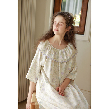 Νυχτικό από 100% βαμβάκι με διπλό στρώμα γάζας, μεσαίου μήκους, μανίκια 3/4, κεντημένο εκτυπωμένο μοτίο φύλλου λωτού, διαθέσιμο σε δύο χρώματα