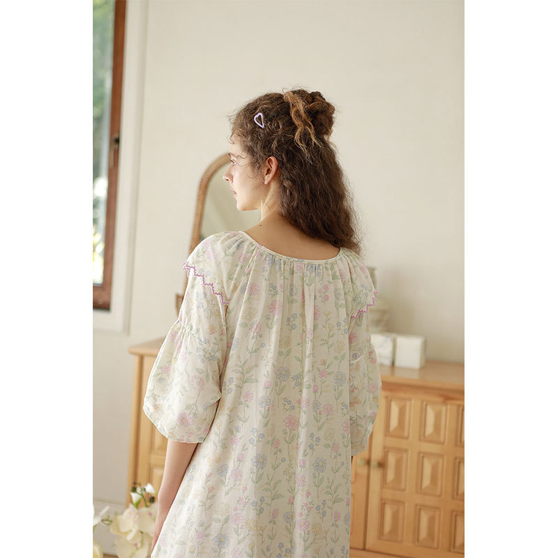 Νυχτικό από 100% βαμβάκι με διπλό στρώμα γάζας, μεσαίου μήκους, μανίκια 3/4, κεντημένο εκτυπωμένο μοτίο φύλλου λωτού, διαθέσιμο σε δύο χρώματα