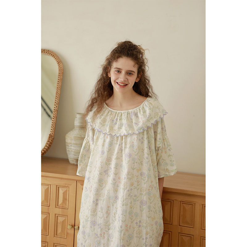 Νυχτικό από 100% βαμβάκι με διπλό στρώμα γάζας, μεσαίου μήκους, μανίκια 3/4, κεντημένο εκτυπωμένο μοτίο φύλλου λωτού, διαθέσιμο σε δύο χρώματα