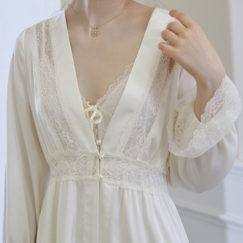 Pidžama – dvodijelni set s čipkom i mašnicom, dugi rukavi, tanak materijal