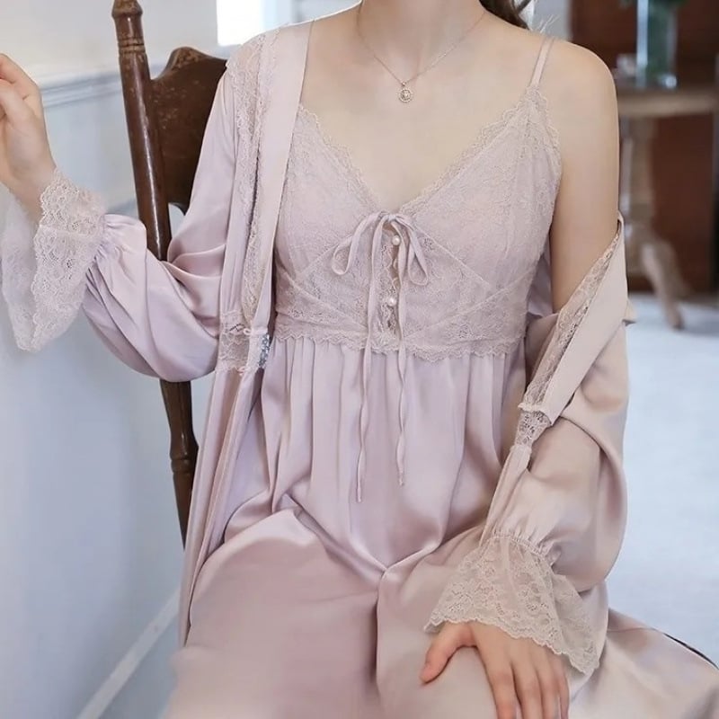 Pidžama – dvodijelni set s čipkom i mašnicom, dugi rukavi, tanak materijal