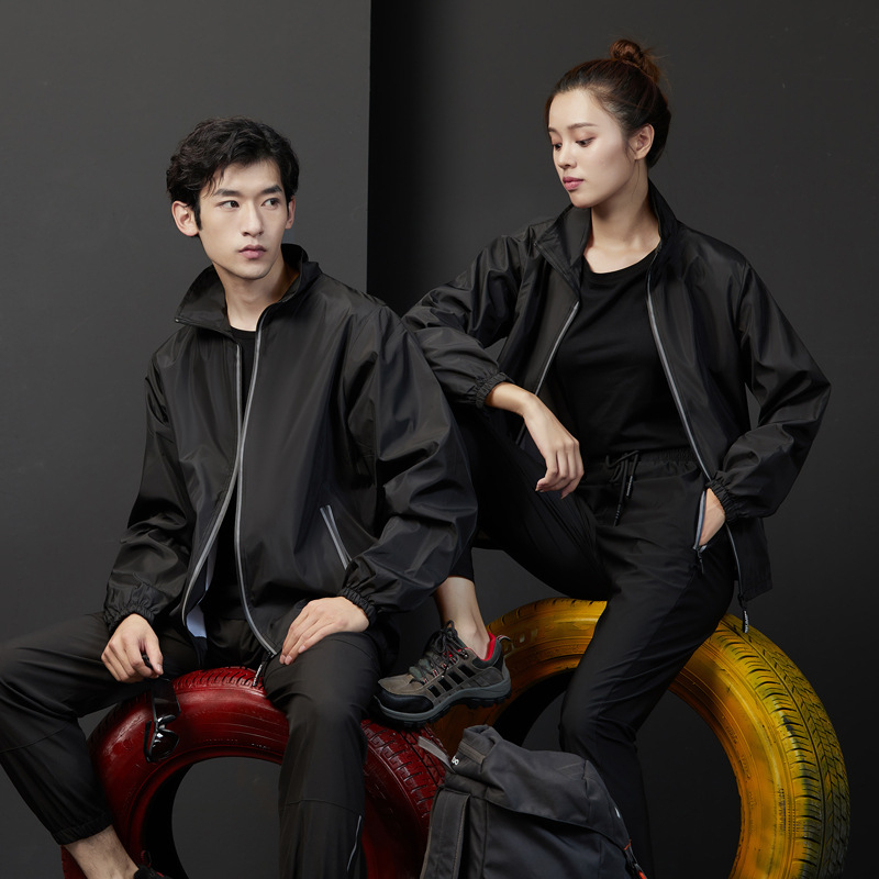 Szélvédő és vízálló kültéri munkaruha dzseki logóval és fényvisszaverő csíkkal, hosszú ujjú, gallér pile-stílusú, Hongkong-stílus, nyár 2022, felnőtt nő