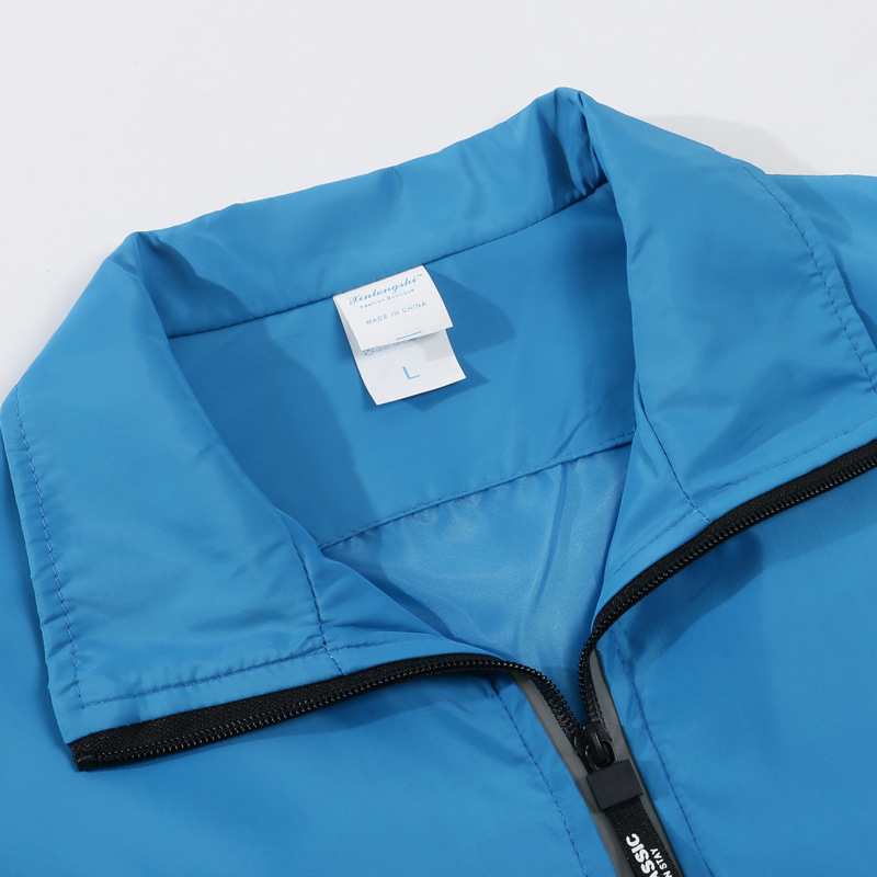 Szélvédő és vízálló kültéri munkaruha dzseki logóval és fényvisszaverő csíkkal, hosszú ujjú, gallér pile-stílusú, Hongkong-stílus, nyár 2022, felnőtt nő