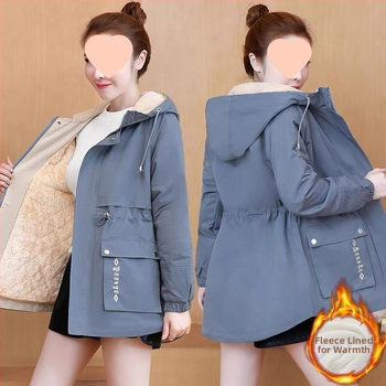 Női rövid kabát fleece-béléses – kerek nyak, raglán ujjak, egygombos záródás, laza szabás, pamut–polieszter keverék.