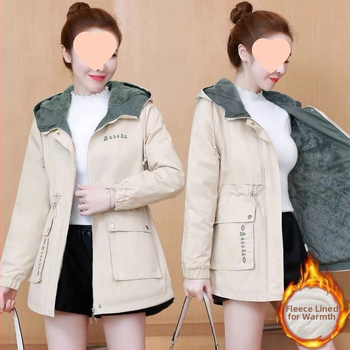 Női rövid kabát fleece-béléses – kerek nyak, raglán ujjak, egygombos záródás, laza szabás, pamut–polieszter keverék.