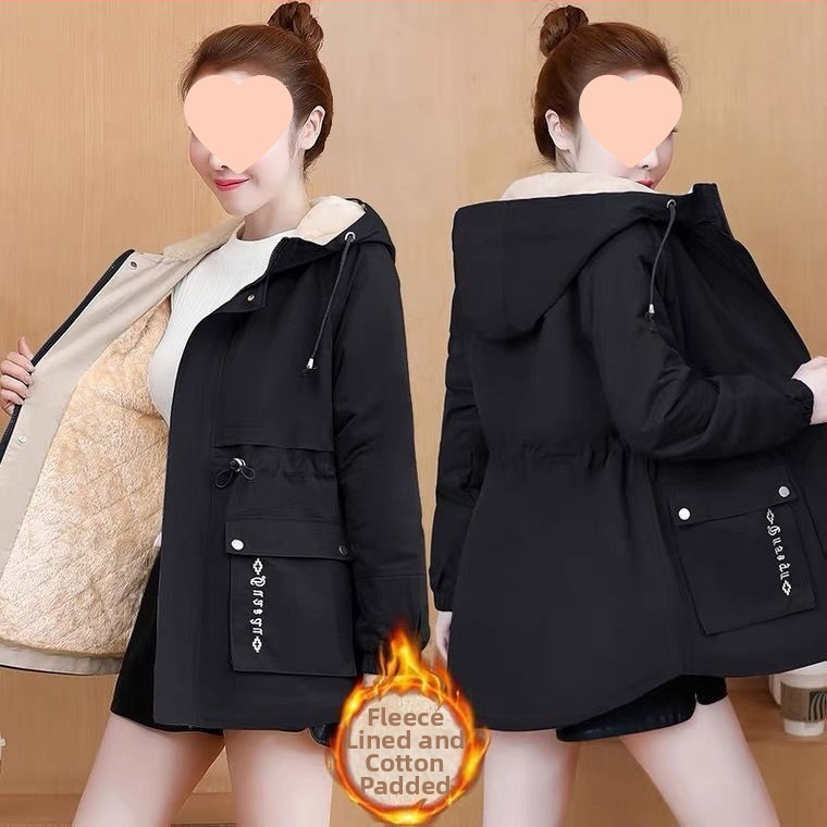 Női rövid kabát fleece-béléses – kerek nyak, raglán ujjak, egygombos záródás, laza szabás, pamut–polieszter keverék.