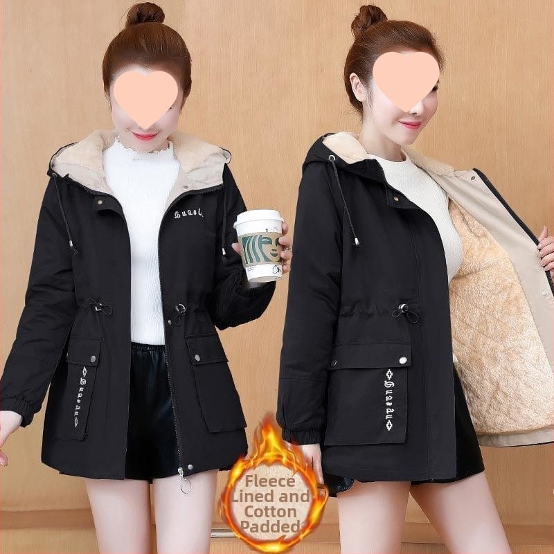 Női rövid kabát fleece-béléses – kerek nyak, raglán ujjak, egygombos záródás, laza szabás, pamut–polieszter keverék.