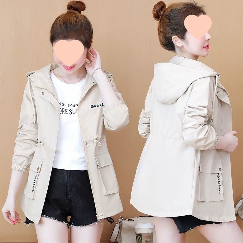 Női rövid kabát fleece-béléses – kerek nyak, raglán ujjak, egygombos záródás, laza szabás, pamut–polieszter keverék.