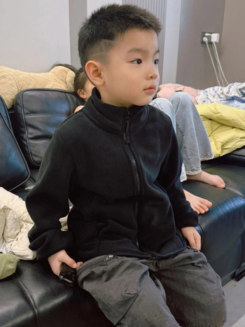 Unisex bērnu flisa jaka ar augstu apkakli, rāvējslēdzējs priekšā, bieza flīze, vienkrāsaina, garas piedurknes, īss garums, pildījums 100% poliesters, pamata audums poliesters, bez kapuces, bērniem 3–8 gadi, ziemas 2025 izlaidums