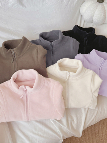 Unisex bērnu flisa jaka ar augstu apkakli, rāvējslēdzējs priekšā, bieza flīze, vienkrāsaina, garas piedurknes, īss garums, pildījums 100% poliesters, pamata audums poliesters, bez kapuces, bērniem 3–8 gadi, ziemas 2025 izlaidums