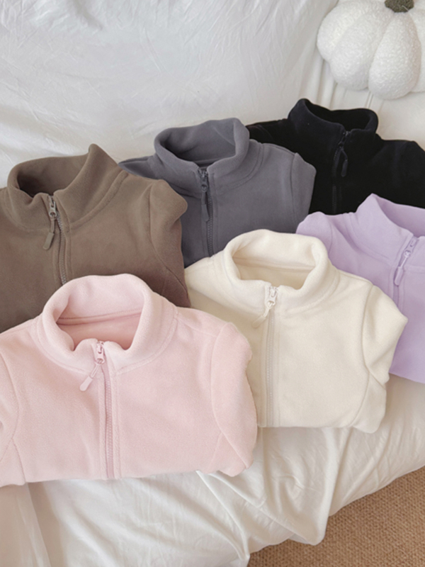 Unisex bērnu flisa jaka ar augstu apkakli, rāvējslēdzējs priekšā, bieza flīze, vienkrāsaina, garas piedurknes, īss garums, pildījums 100% poliesters, pamata audums poliesters, bez kapuces, bērniem 3–8 gadi, ziemas 2025 izlaidums