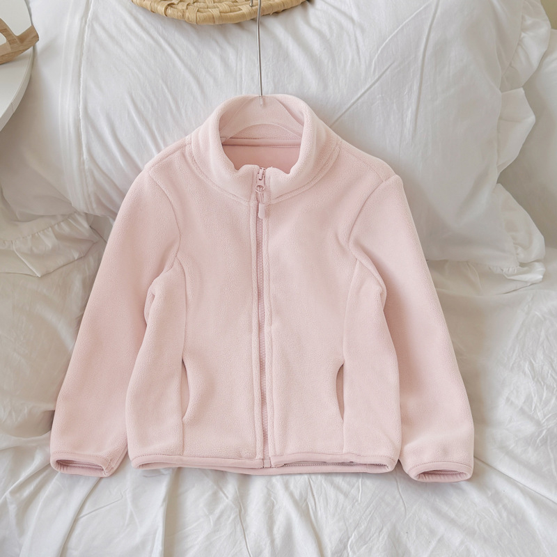 Unisex bērnu flisa jaka ar augstu apkakli, rāvējslēdzējs priekšā, bieza flīze, vienkrāsaina, garas piedurknes, īss garums, pildījums 100% poliesters, pamata audums poliesters, bez kapuces, bērniem 3–8 gadi, ziemas 2025 izlaidums