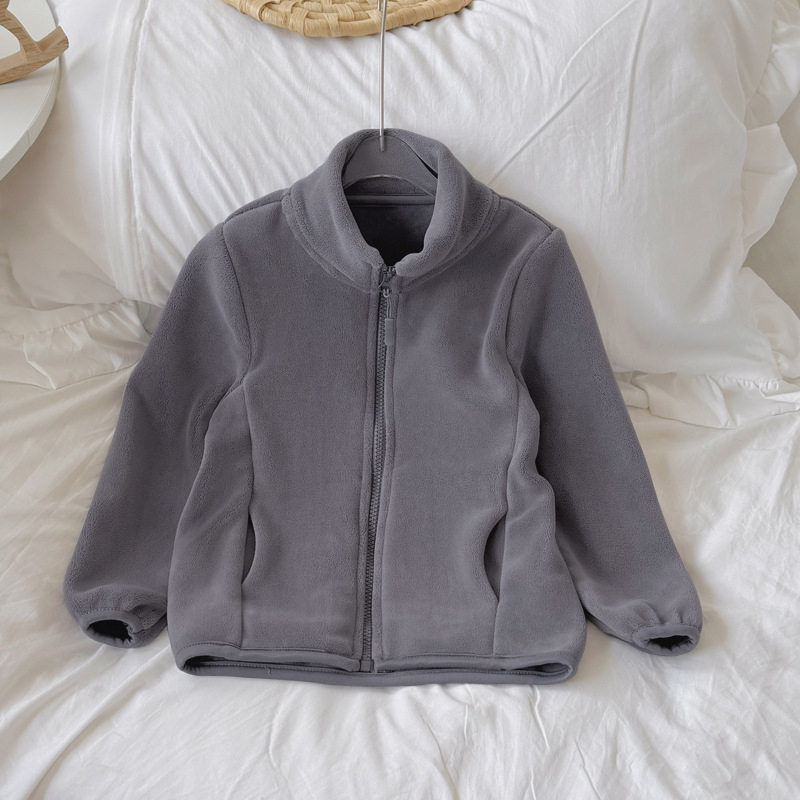 Unisex bērnu flisa jaka ar augstu apkakli, rāvējslēdzējs priekšā, bieza flīze, vienkrāsaina, garas piedurknes, īss garums, pildījums 100% poliesters, pamata audums poliesters, bez kapuces, bērniem 3–8 gadi, ziemas 2025 izlaidums