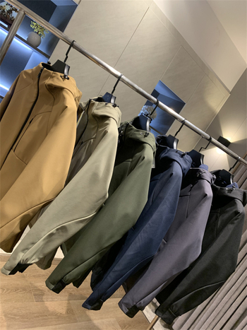 Vanjska soft shell jakna s kapulijom — vjetrootporna i vodootporna, prozračna; prednji zip; vanjski i podstava 100% poliester; 3D patch džepovi