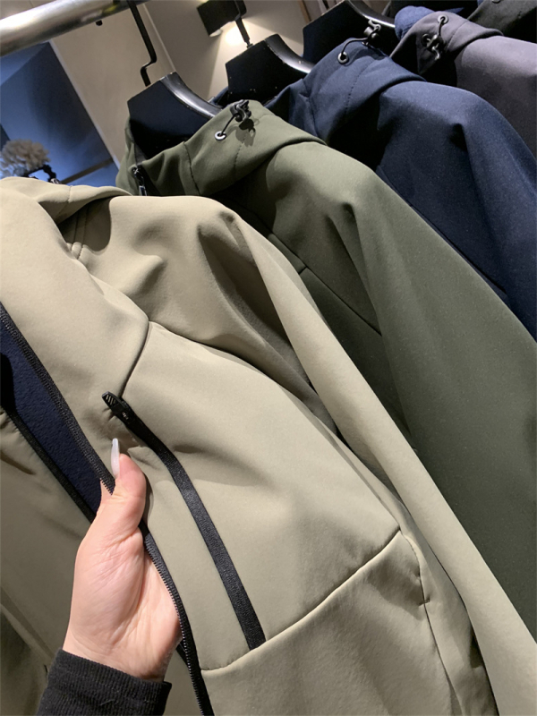 Vanjska soft shell jakna s kapulijom — vjetrootporna i vodootporna, prozračna; prednji zip; vanjski i podstava 100% poliester; 3D patch džepovi