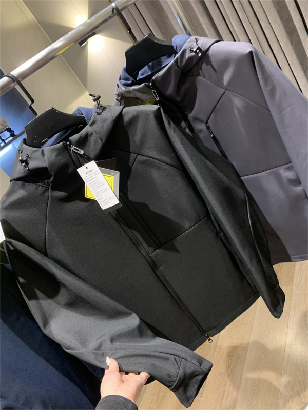 Vanjska soft shell jakna s kapulijom — vjetrootporna i vodootporna, prozračna; prednji zip; vanjski i podstava 100% poliester; 3D patch džepovi