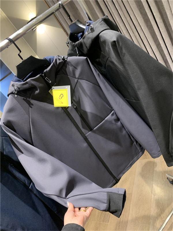 Vanjska soft shell jakna s kapulijom — vjetrootporna i vodootporna, prozračna; prednji zip; vanjski i podstava 100% poliester; 3D patch džepovi