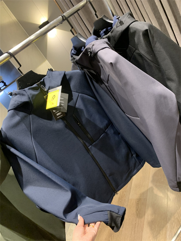 Vanjska soft shell jakna s kapulijom — vjetrootporna i vodootporna, prozračna; prednji zip; vanjski i podstava 100% poliester; 3D patch džepovi