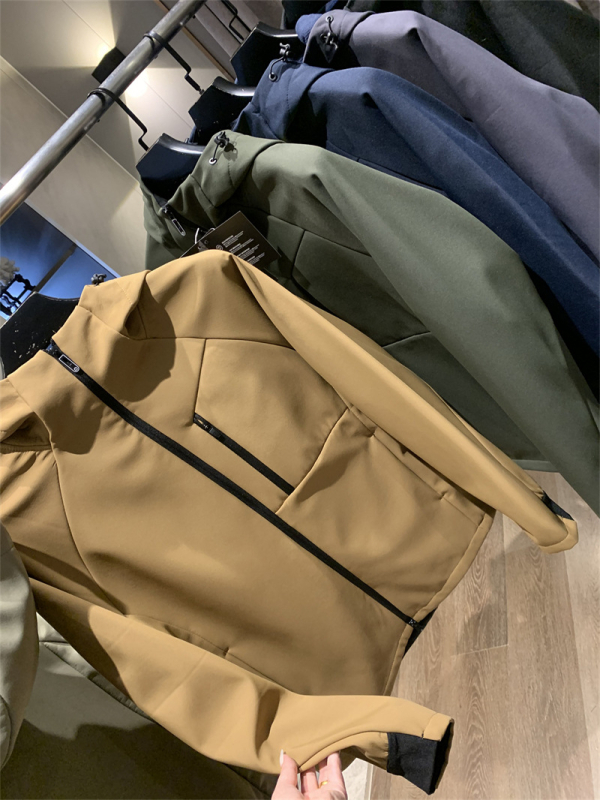 Vanjska soft shell jakna s kapulijom — vjetrootporna i vodootporna, prozračna; prednji zip; vanjski i podstava 100% poliester; 3D patch džepovi