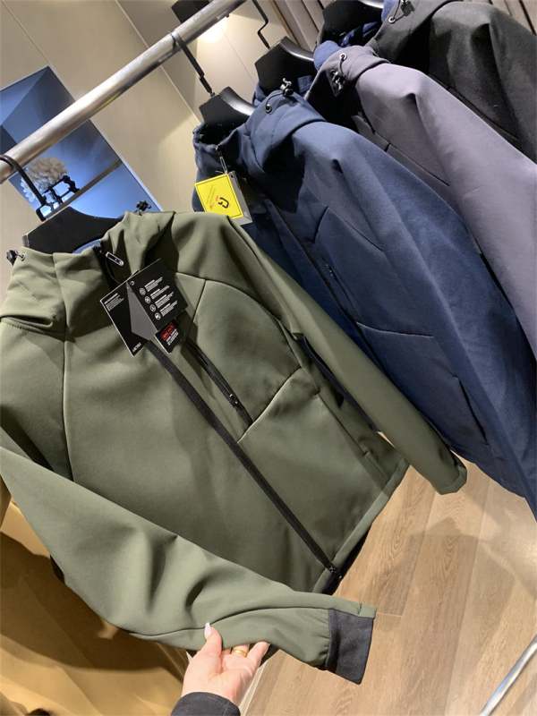 Vanjska soft shell jakna s kapulijom — vjetrootporna i vodootporna, prozračna; prednji zip; vanjski i podstava 100% poliester; 3D patch džepovi