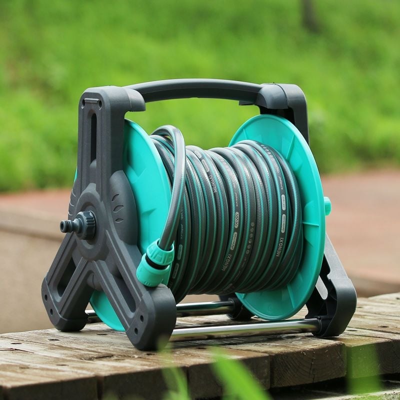 Voolikurull koos pritsimisotsikuga ja hoiustamisega aia kastmiseks - plastmasane pritsimisotsik, veesurve 7, kaal 2.5