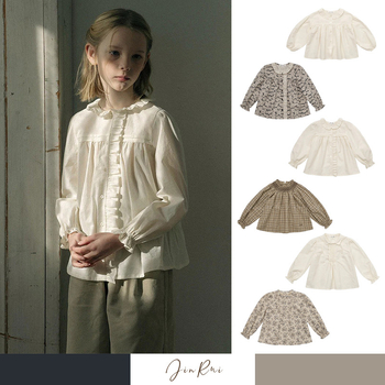 Meitenēm garām piedurknēm krekliņš no izmazgātas kokvilnas ar ziedu rakstu un apkakli, vecums 3–8 gadiem, rudens 2025 kolekcija.