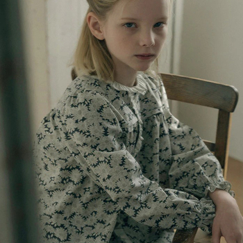 Meitenēm garām piedurknēm krekliņš no izmazgātas kokvilnas ar ziedu rakstu un apkakli, vecums 3–8 gadiem, rudens 2025 kolekcija.