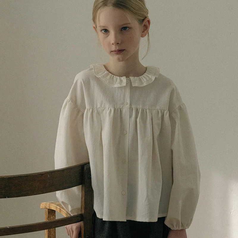 Meitenēm garām piedurknēm krekliņš no izmazgātas kokvilnas ar ziedu rakstu un apkakli, vecums 3–8 gadiem, rudens 2025 kolekcija.