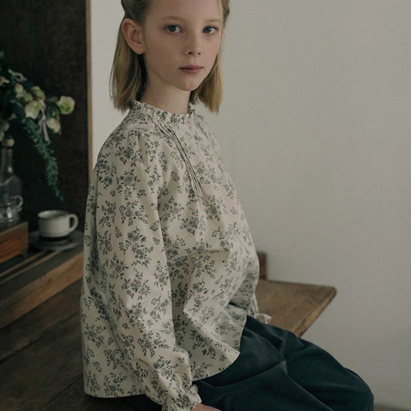 Meitenēm garām piedurknēm krekliņš no izmazgātas kokvilnas ar ziedu rakstu un apkakli, vecums 3–8 gadiem, rudens 2025 kolekcija.