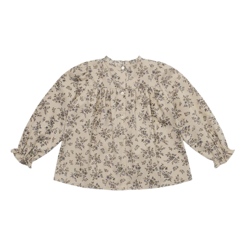 Meitenēm garām piedurknēm krekliņš no izmazgātas kokvilnas ar ziedu rakstu un apkakli, vecums 3–8 gadiem, rudens 2025 kolekcija.