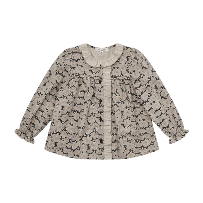 Meitenēm garām piedurknēm krekliņš no izmazgātas kokvilnas ar ziedu rakstu un apkakli, vecums 3–8 gadiem, rudens 2025 kolekcija.