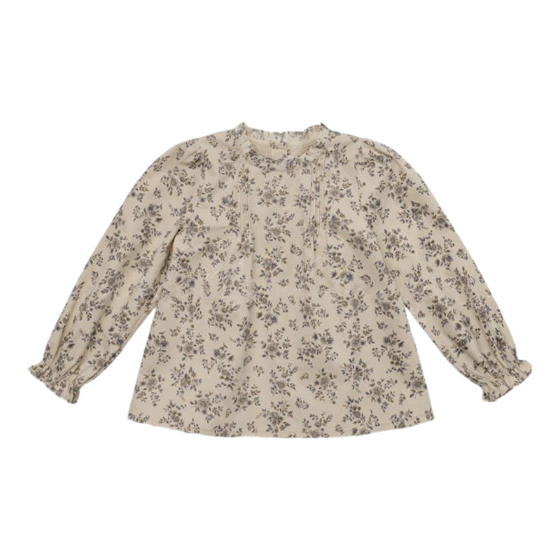 Meitenēm garām piedurknēm krekliņš no izmazgātas kokvilnas ar ziedu rakstu un apkakli, vecums 3–8 gadiem, rudens 2025 kolekcija.