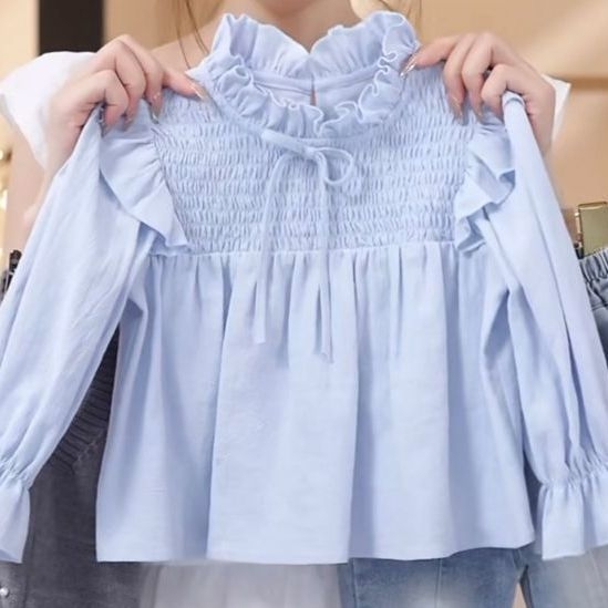 Meitenēm paredzēts rudens trīsgabalu komplekts: garā piedurkņu tops, žaketes un šorti; adīta materiāla ar trušu kažoku; vienkrāsains raksts; vecums 0–1 gads