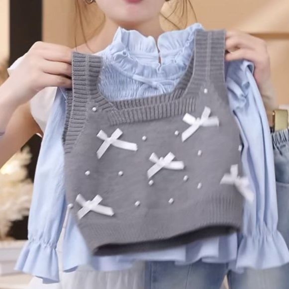 Meitenēm paredzēts rudens trīsgabalu komplekts: garā piedurkņu tops, žaketes un šorti; adīta materiāla ar trušu kažoku; vienkrāsains raksts; vecums 0–1 gads