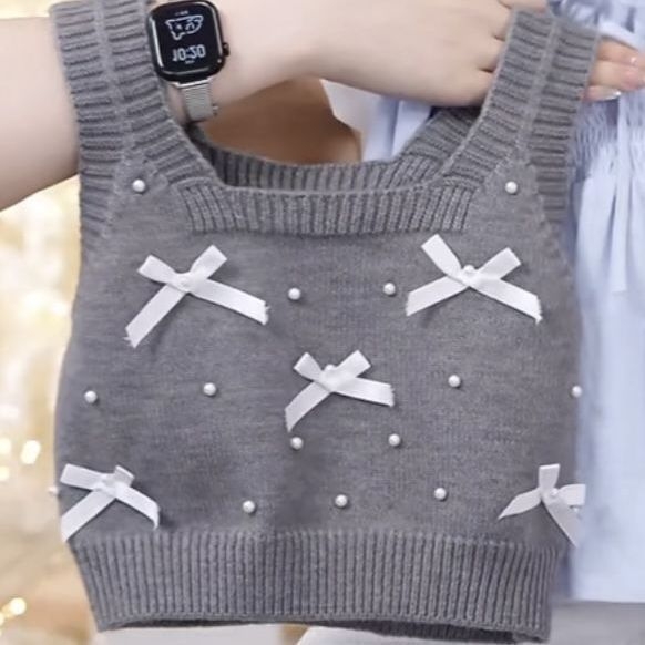 Meitenēm paredzēts rudens trīsgabalu komplekts: garā piedurkņu tops, žaketes un šorti; adīta materiāla ar trušu kažoku; vienkrāsains raksts; vecums 0–1 gads