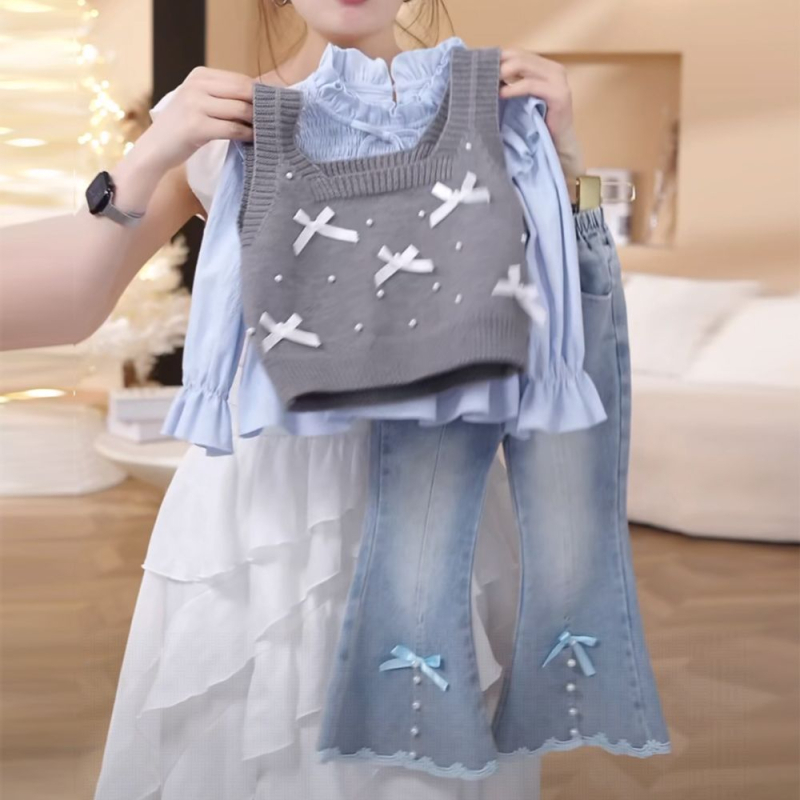 Meitenēm paredzēts rudens trīsgabalu komplekts: garā piedurkņu tops, žaketes un šorti; adīta materiāla ar trušu kažoku; vienkrāsains raksts; vecums 0–1 gads