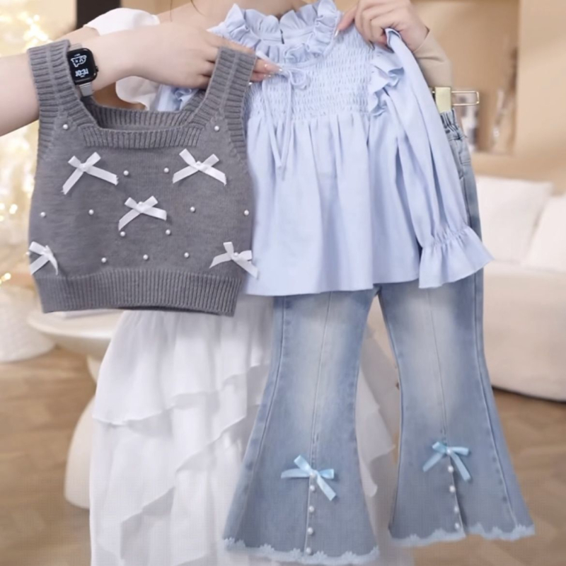 Meitenēm paredzēts rudens trīsgabalu komplekts: garā piedurkņu tops, žaketes un šorti; adīta materiāla ar trušu kažoku; vienkrāsains raksts; vecums 0–1 gads