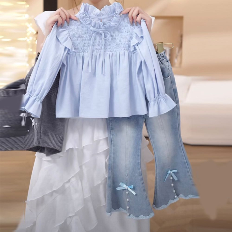 Meitenēm paredzēts rudens trīsgabalu komplekts: garā piedurkņu tops, žaketes un šorti; adīta materiāla ar trušu kažoku; vienkrāsains raksts; vecums 0–1 gads