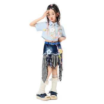 Meitenēm paredzēts džezdeju hip hop izpildes komplekts ar svārkiem un biksēm; materiāls: poliesters; maigā apstrāde; AQL 2.5; 12-14 šuves uz 3 cm