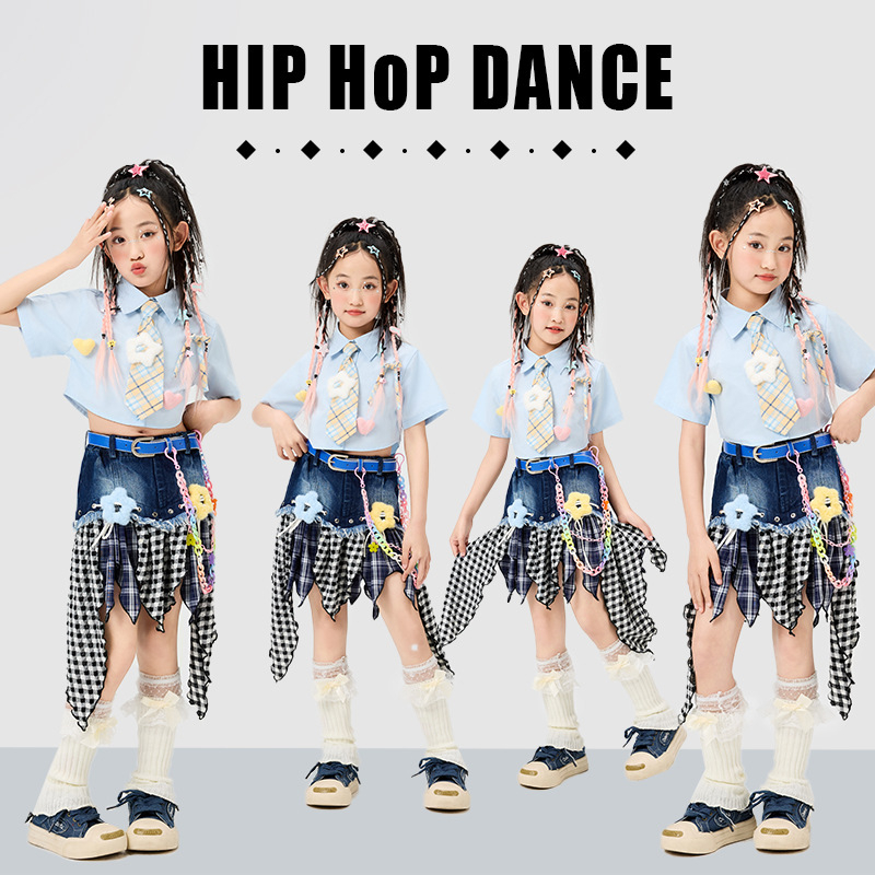 Meitenēm paredzēts džezdeju hip hop izpildes komplekts ar svārkiem un biksēm; materiāls: poliesters; maigā apstrāde; AQL 2.5; 12-14 šuves uz 3 cm