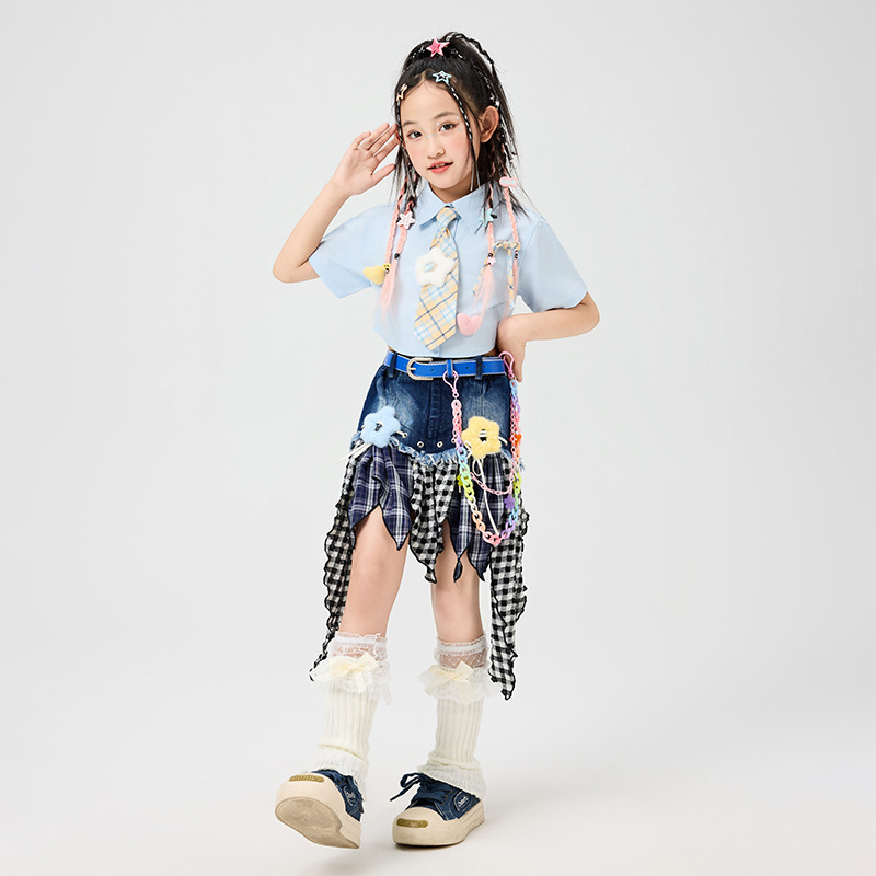 Meitenēm paredzēts džezdeju hip hop izpildes komplekts ar svārkiem un biksēm; materiāls: poliesters; maigā apstrāde; AQL 2.5; 12-14 šuves uz 3 cm