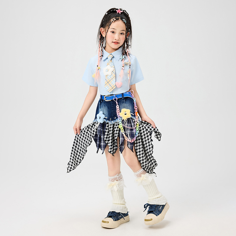 Meitenēm paredzēts džezdeju hip hop izpildes komplekts ar svārkiem un biksēm; materiāls: poliesters; maigā apstrāde; AQL 2.5; 12-14 šuves uz 3 cm