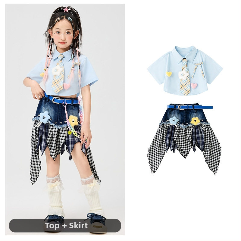 Meitenēm paredzēts džezdeju hip hop izpildes komplekts ar svārkiem un biksēm; materiāls: poliesters; maigā apstrāde; AQL 2.5; 12-14 šuves uz 3 cm