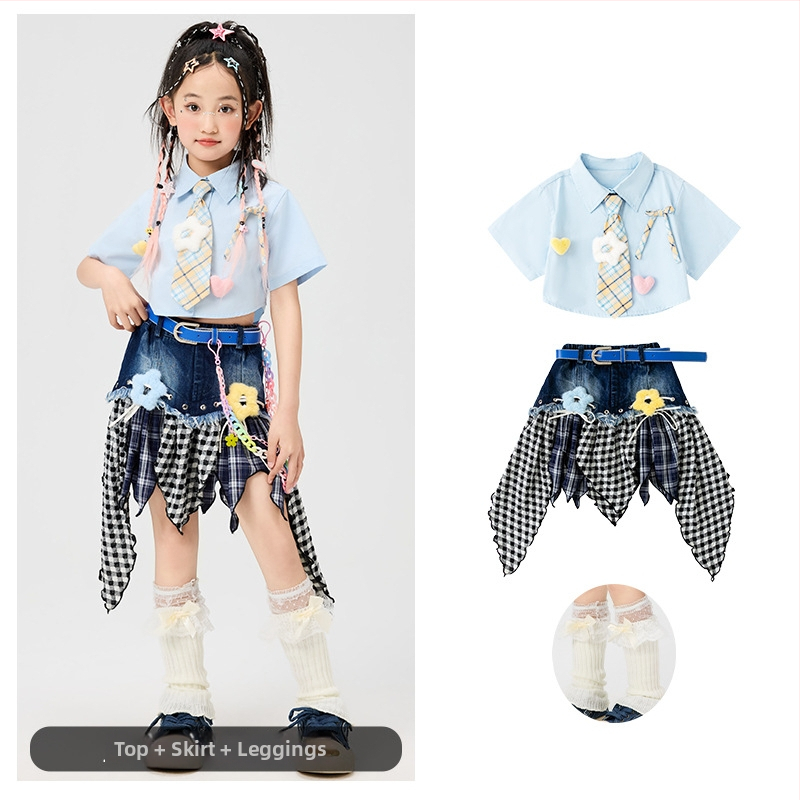 Meitenēm paredzēts džezdeju hip hop izpildes komplekts ar svārkiem un biksēm; materiāls: poliesters; maigā apstrāde; AQL 2.5; 12-14 šuves uz 3 cm