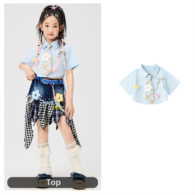 Meitenēm paredzēts džezdeju hip hop izpildes komplekts ar svārkiem un biksēm; materiāls: poliesters; maigā apstrāde; AQL 2.5; 12-14 šuves uz 3 cm