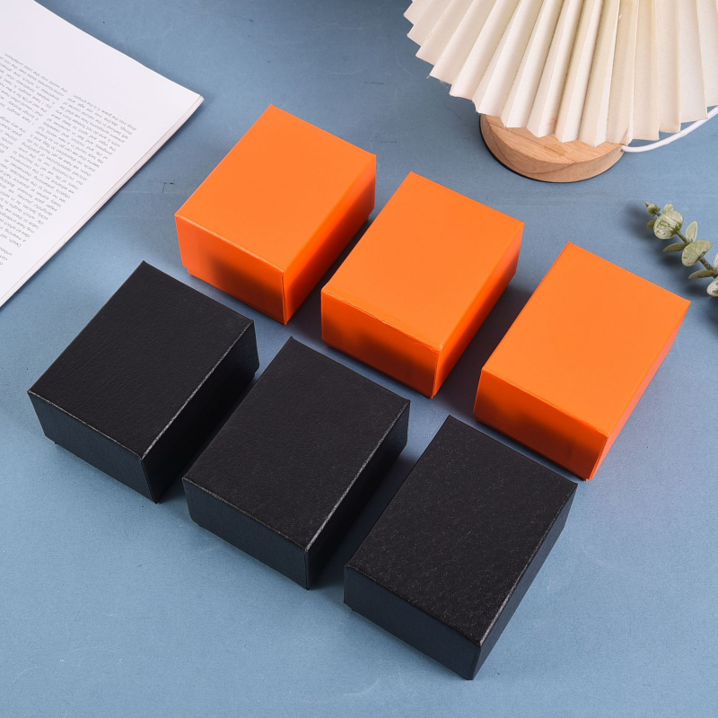 Кутия за показване на часовници (Произход: Zhejiang; Материал: хартия; Изработка: полу ръчна и полу-механична; Модел: кутия за часовници; Назначение: подаръчна опаковка, опаковка за бижута)