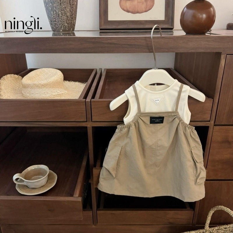 Bērnu komplekts: kokvilnas T-krekls ar izšūtu sirdi un džinsa svārki ar siksniņām, mīksts materiāls, vasara