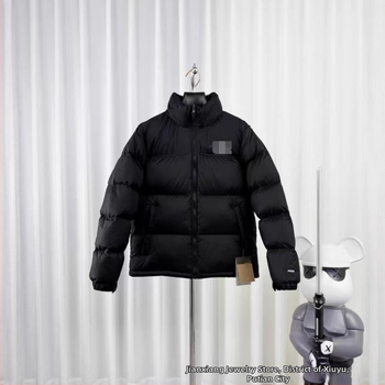 Kapucnis pehelydzseki, laza szabású, 50% fehér kacsapú töltet, külső nylon anyag, elülső cipzárral